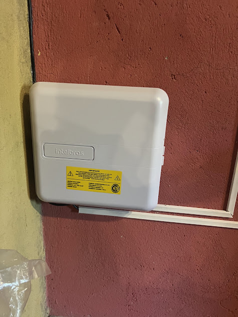 Central de alarma instalada con cañería