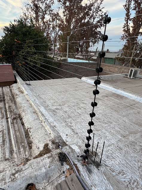 Detalle de cerco eléctrico instalado en techo